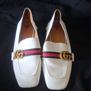Gucci Gold Logo Detail on Tan Sole
